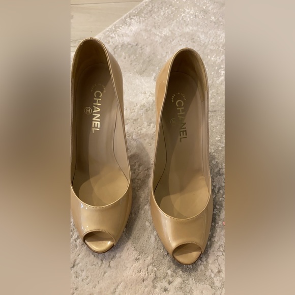 Chanel patent leather cc heel with Chanel logo on back. size 38 1/2 - Picture 2 of 6